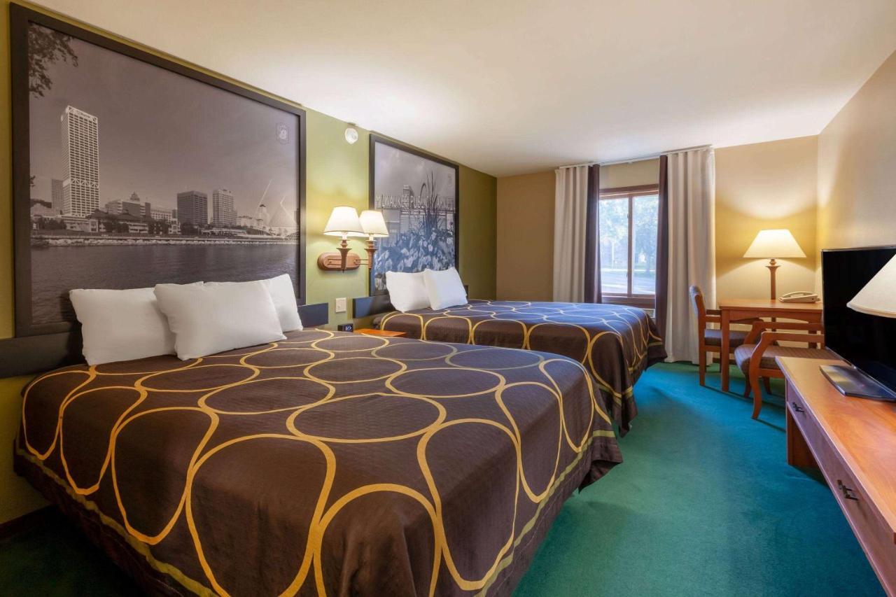 Super 8 By Wyndham Berlin Wi Hotel Kültér fotó